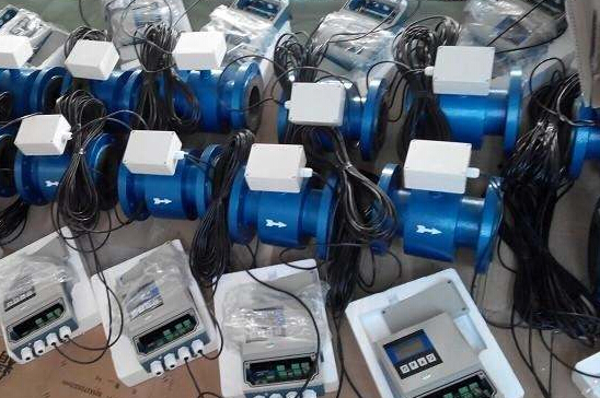 How does electromagnetic flowmeter adjust flow size